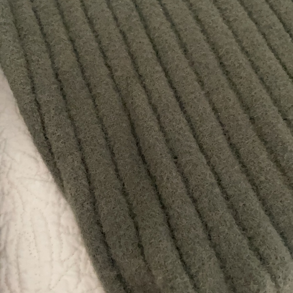 Super Soft Express Sweater Size Small - image 6